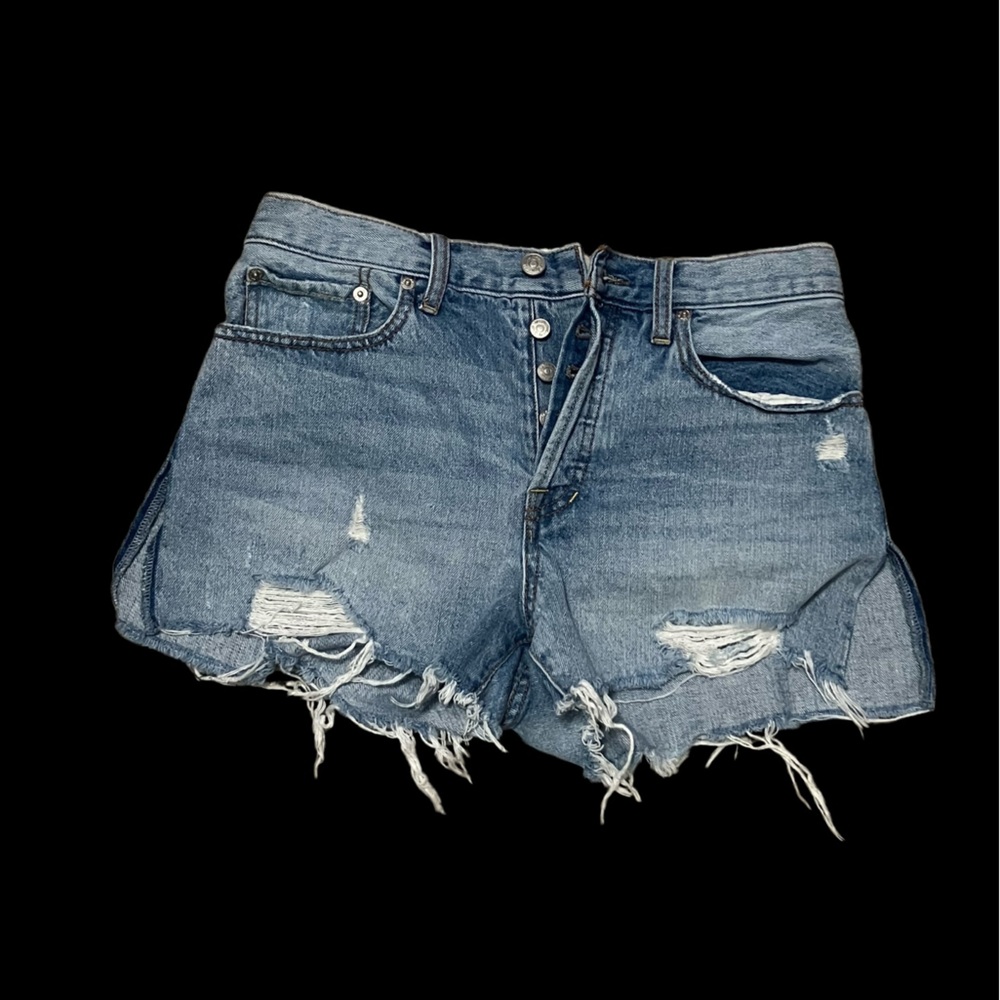 Free People mid rise cut off jean distressed denim short 
Size 28
Light blue